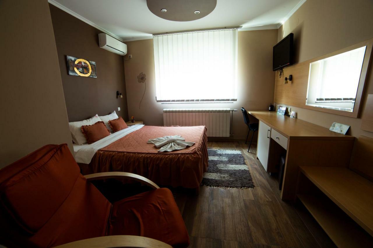 Garni Hotel Lama Κραγκούγιεβατς Εξωτερικό φωτογραφία